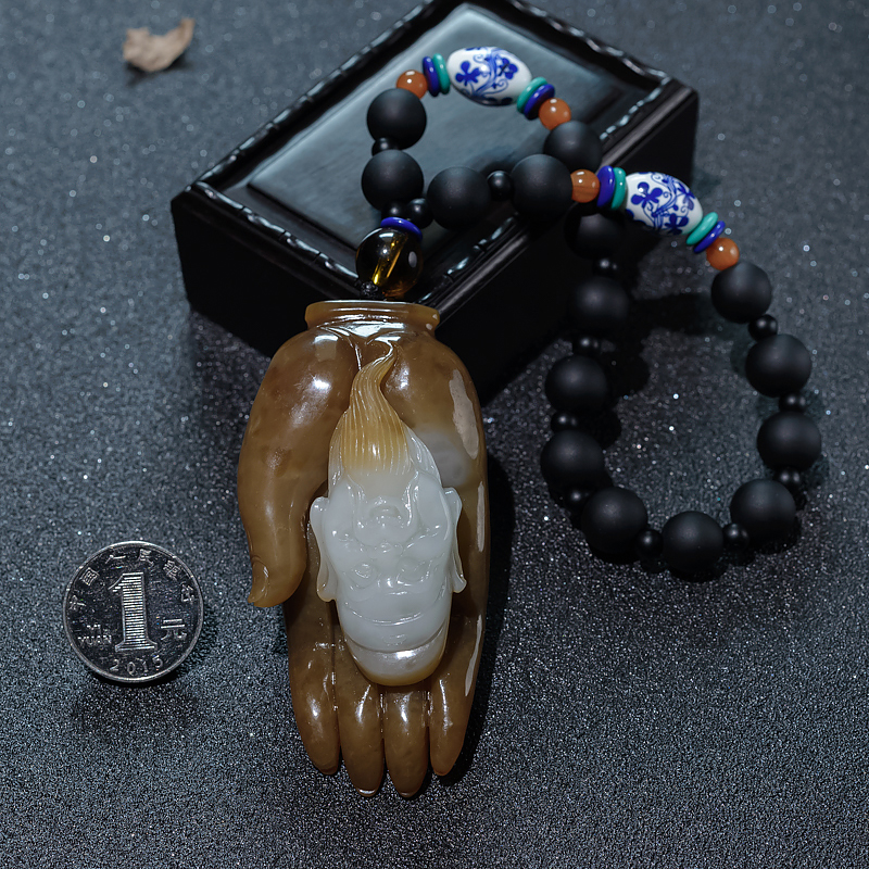 俏色和田玉手把件-红掌柜