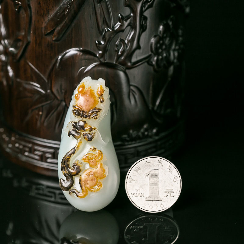 山料俏色和田玉望子成龙挂坠-红掌柜