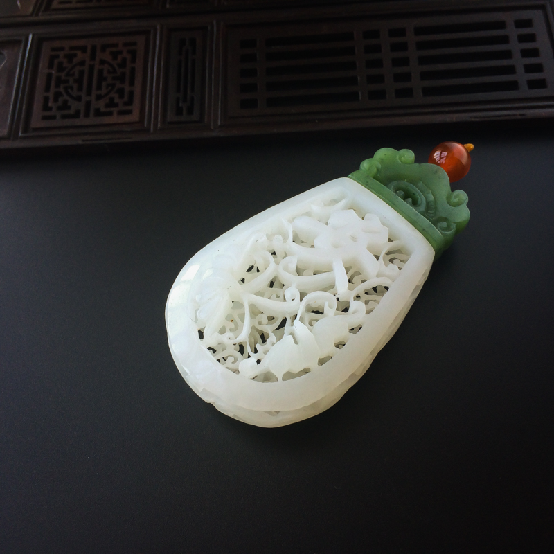 青海和田玉镂雕平安吊坠-红掌柜