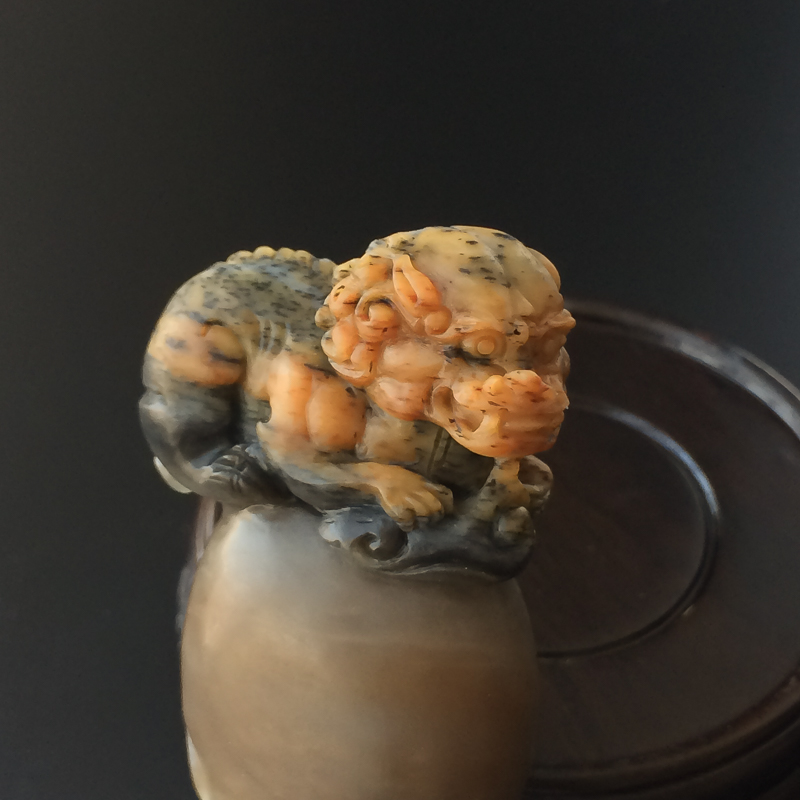 和田玉狮子手把件-红掌柜