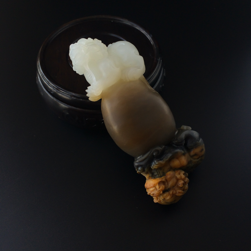 俏雕和田玉手把件-红掌柜