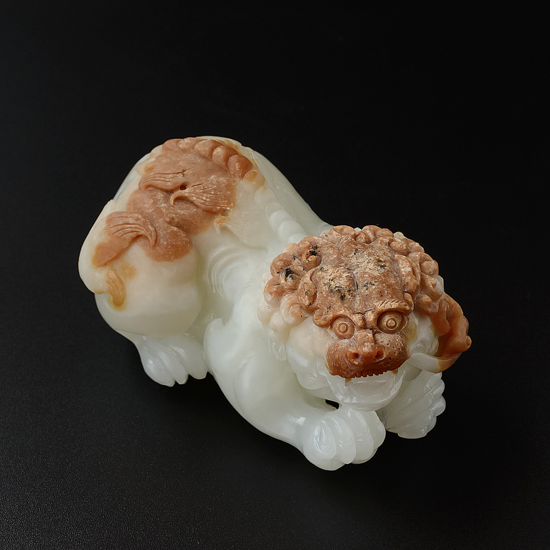 和田玉带皮狮子摆件-红掌柜