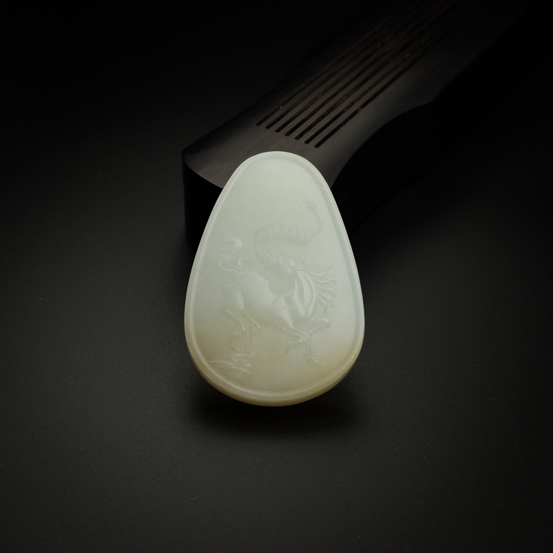 和田玉马上有钱吊坠-红掌柜