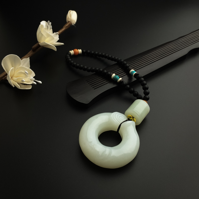 天然和田玉吊坠