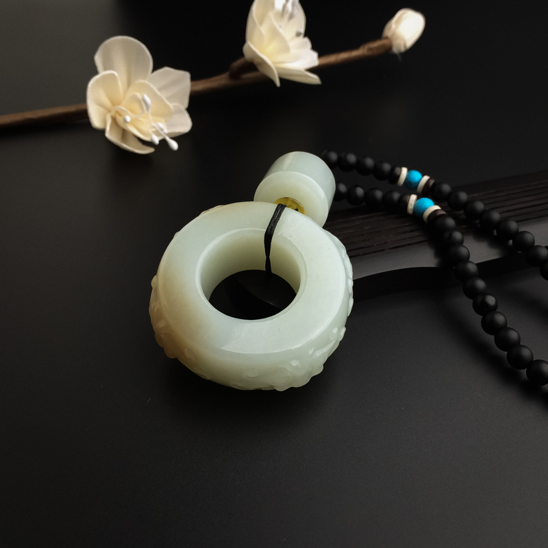 和田玉瑞兽挂坠