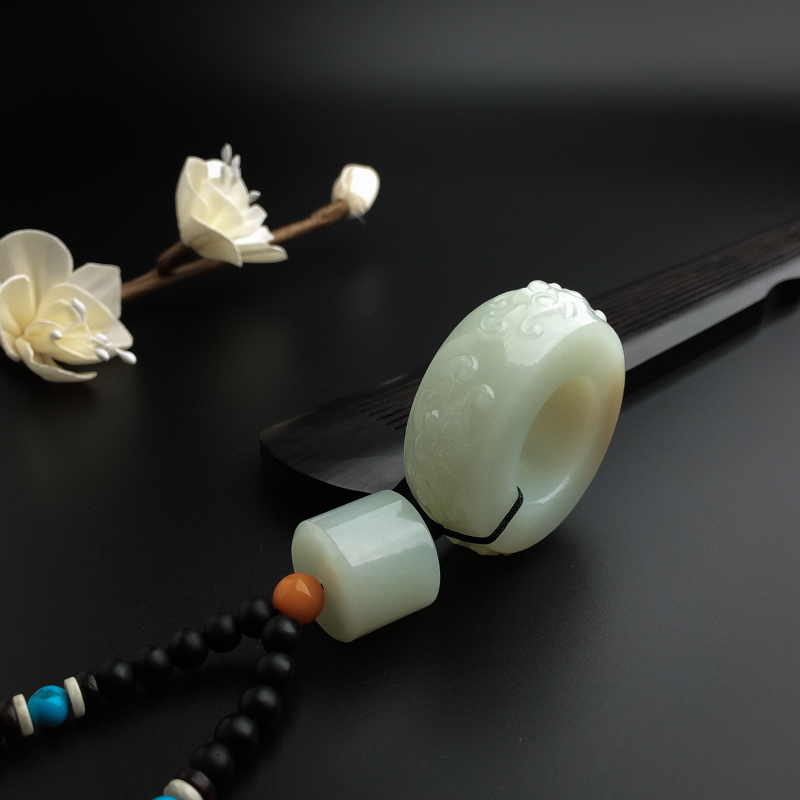 和田玉瑞兽吊坠-红掌柜