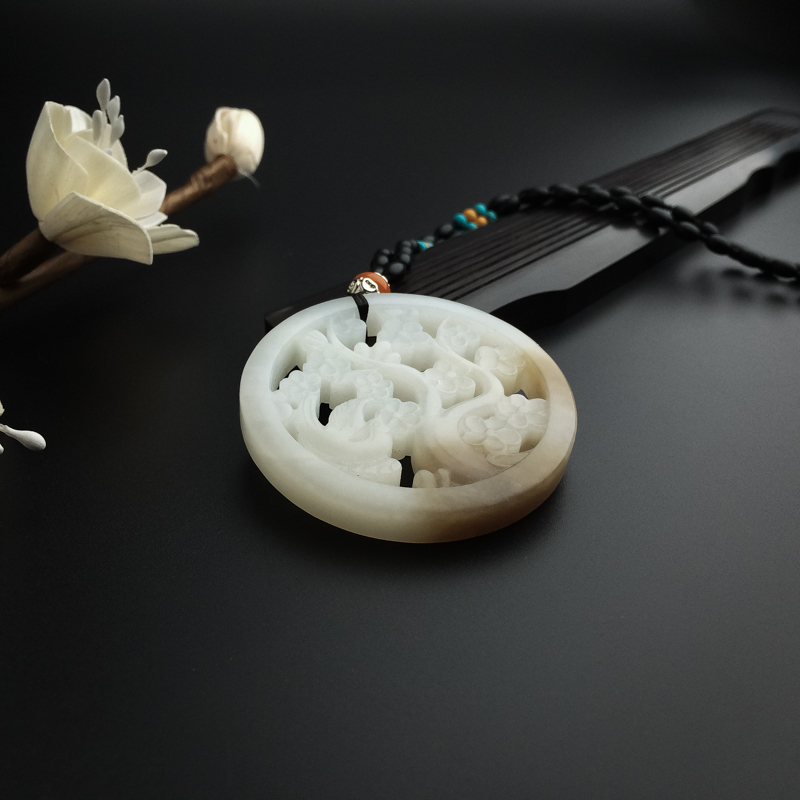 和田玉梅花圆牌挂坠-红掌柜