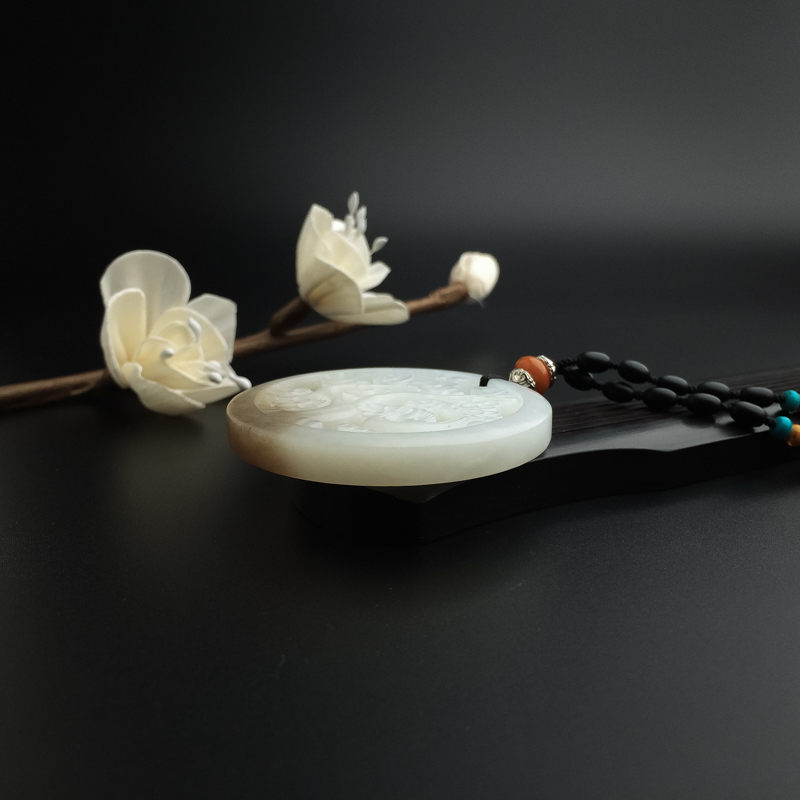 天然和田玉梅花圆牌吊坠-红掌柜