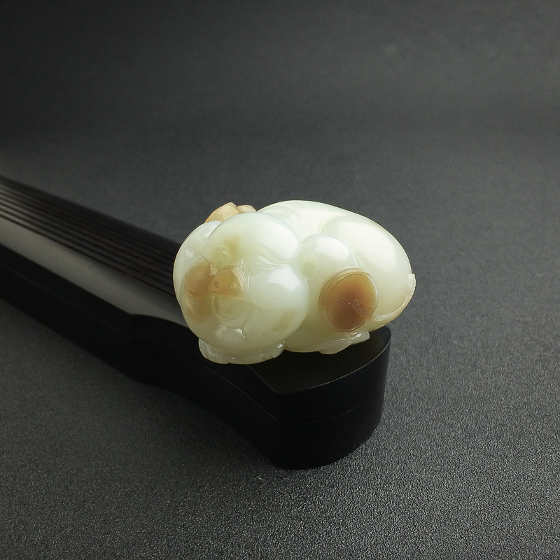 山料俏色和田玉招财猪吊坠 - 红掌柜