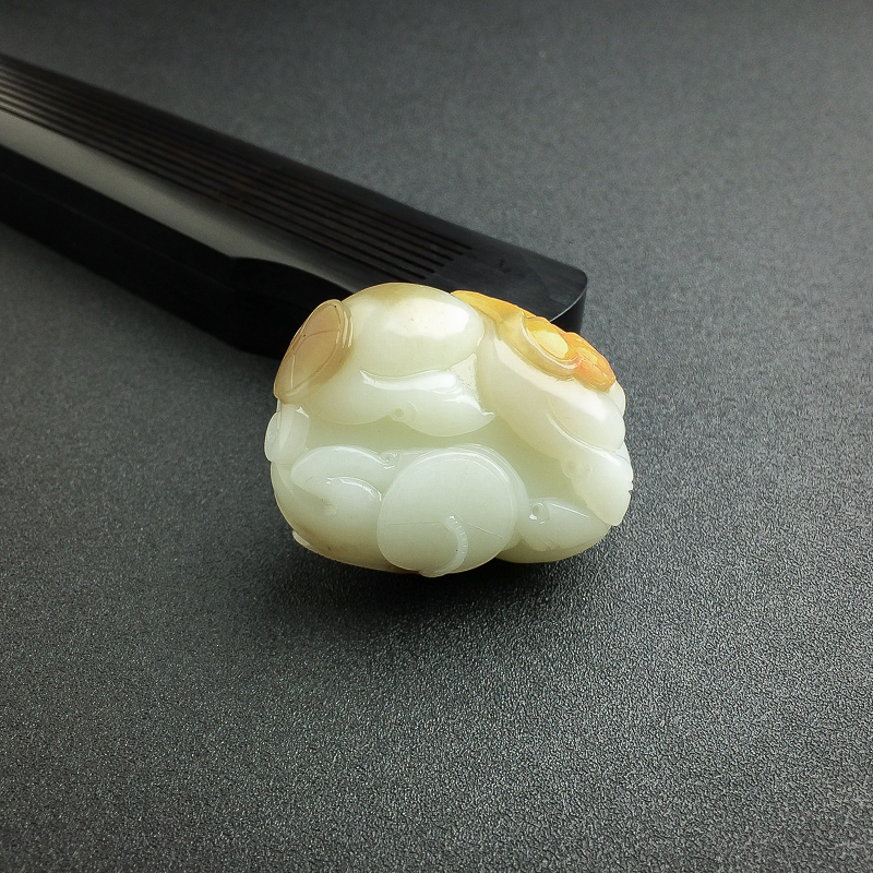 新疆山料俏色和田玉招财猪吊坠 - 红掌柜