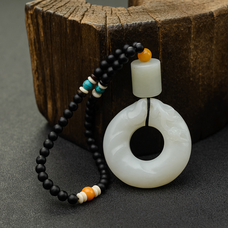 新疆天然山料和田白玉梅花扣吊坠 - 红掌柜