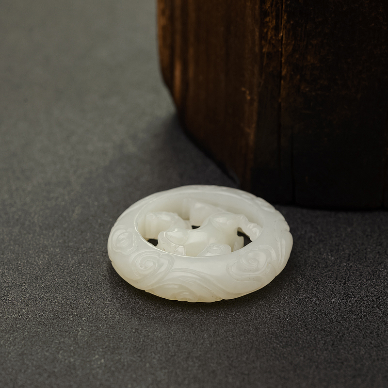 新疆天然山料和田玉镂雕吊坠 - 红掌柜