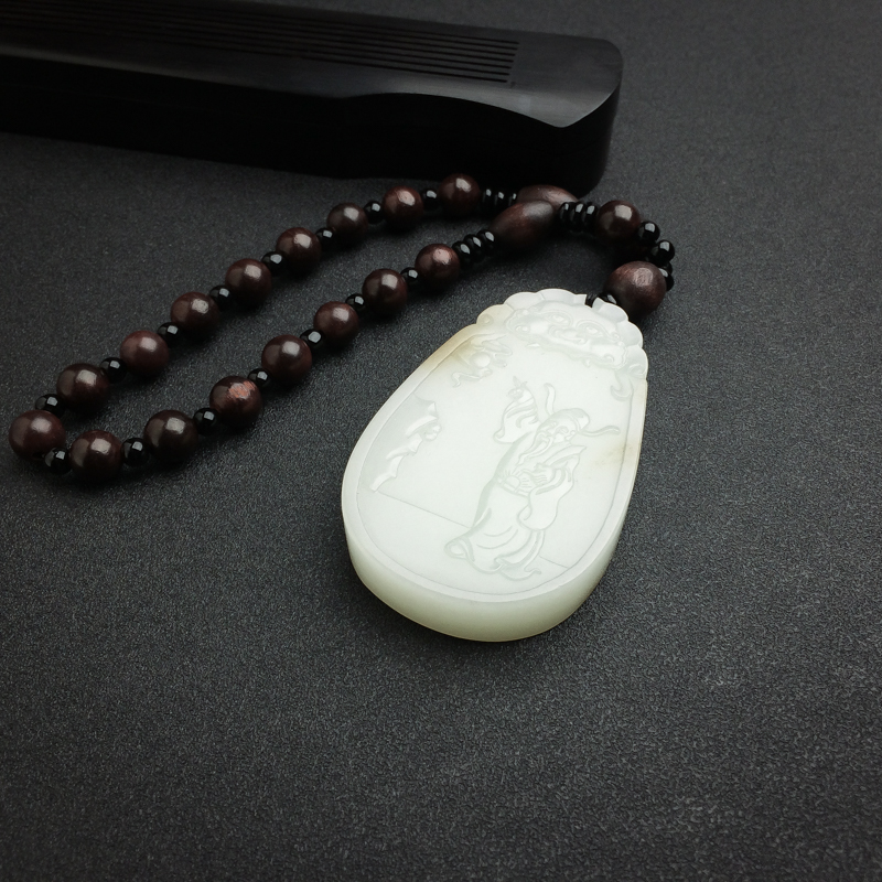 俄罗斯天然山料俏色和田玉吊坠-红掌柜