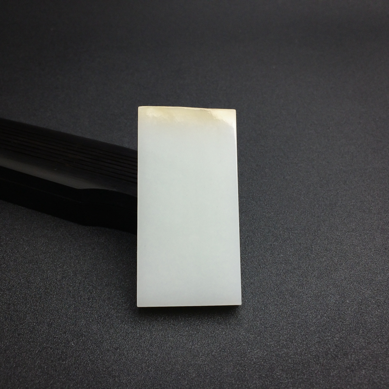 俄罗斯天然山料俏色和田玉无事牌吊坠-红掌柜