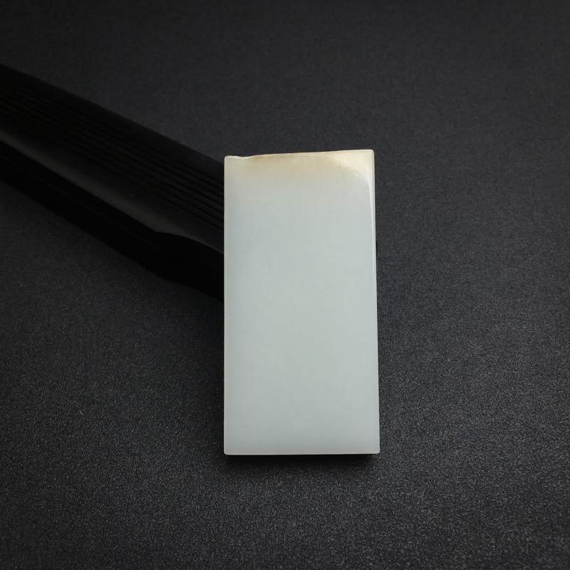 俄罗斯天然俏色和田玉无事牌吊坠-红掌柜