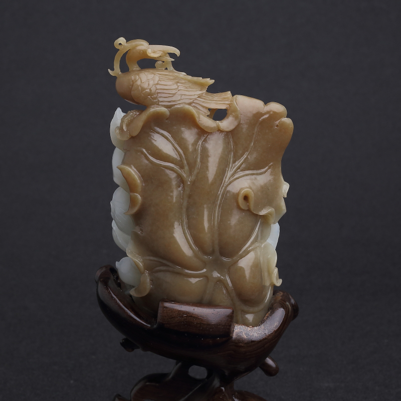 和田玉天然俏色和田玉荷花摆件-红掌柜