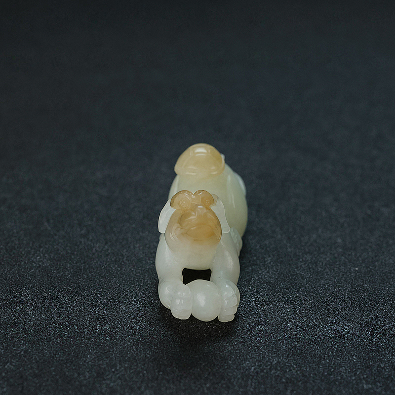 新疆山料俏色和田玉旺财狗摆件  - 红掌柜