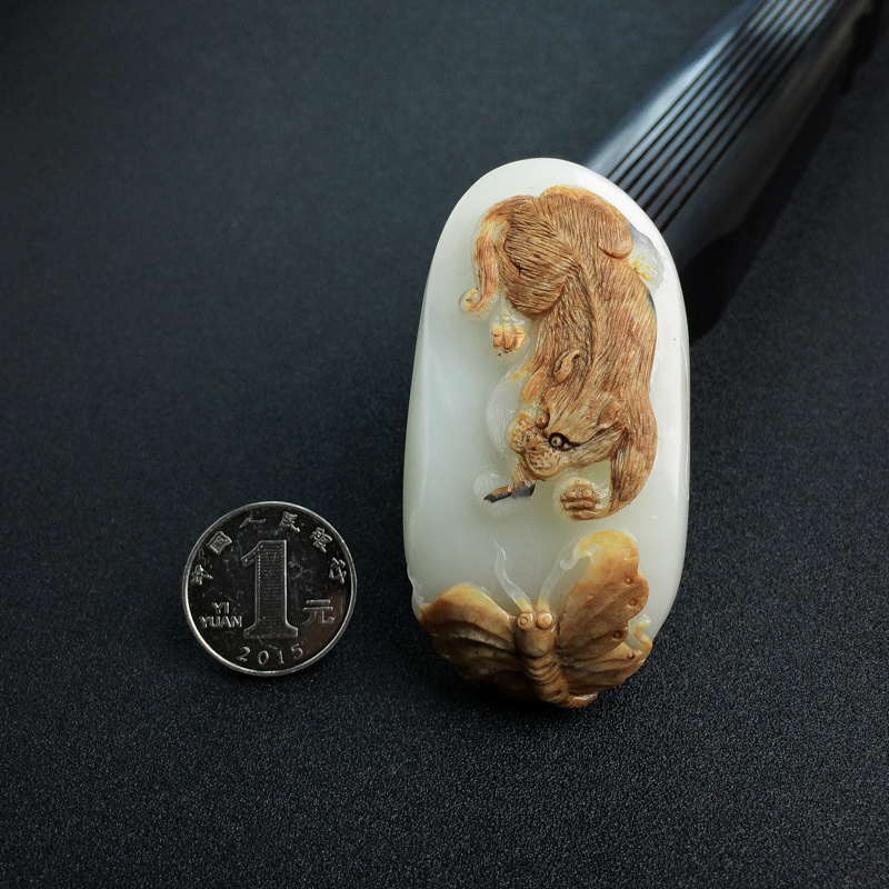 天然俏色和田玉猫蝶图吊坠 - 红掌柜