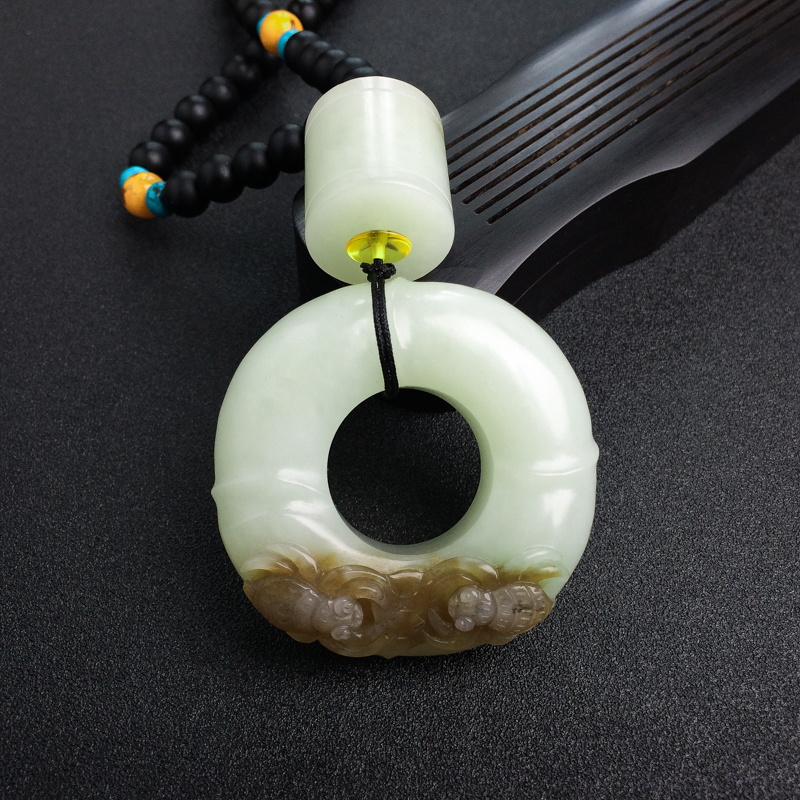 天然俏色和田玉蜘蛛扣手把件 - 红掌柜