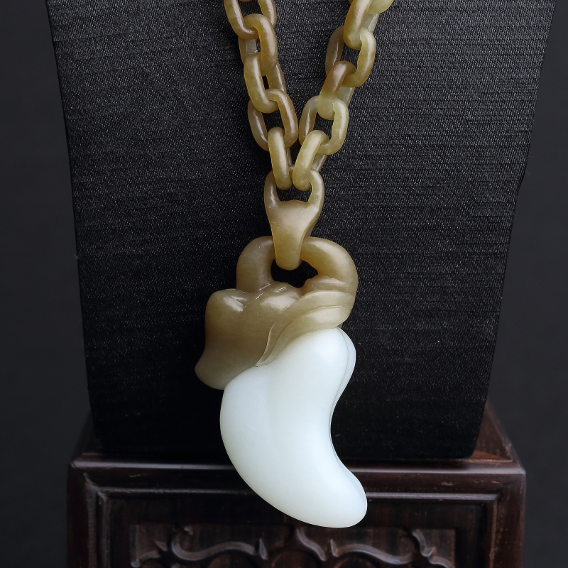 俄罗斯俏色和田玉辣椒项链 - 红掌柜