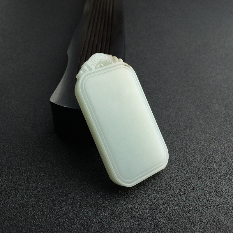 天然山料俏色和田玉无事牌吊坠-红掌柜