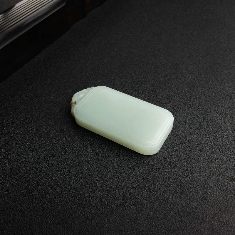 山料俏色和田玉无事牌吊坠-红掌柜