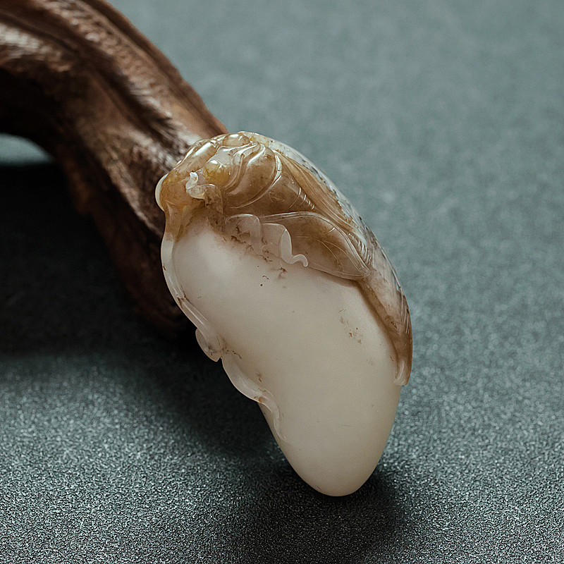 天然俏色和田玉一鸣惊人挂件 - 红掌柜