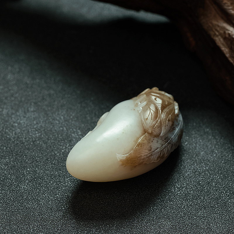 俄罗斯俏色和田玉一鸣惊人吊坠 - 红掌柜