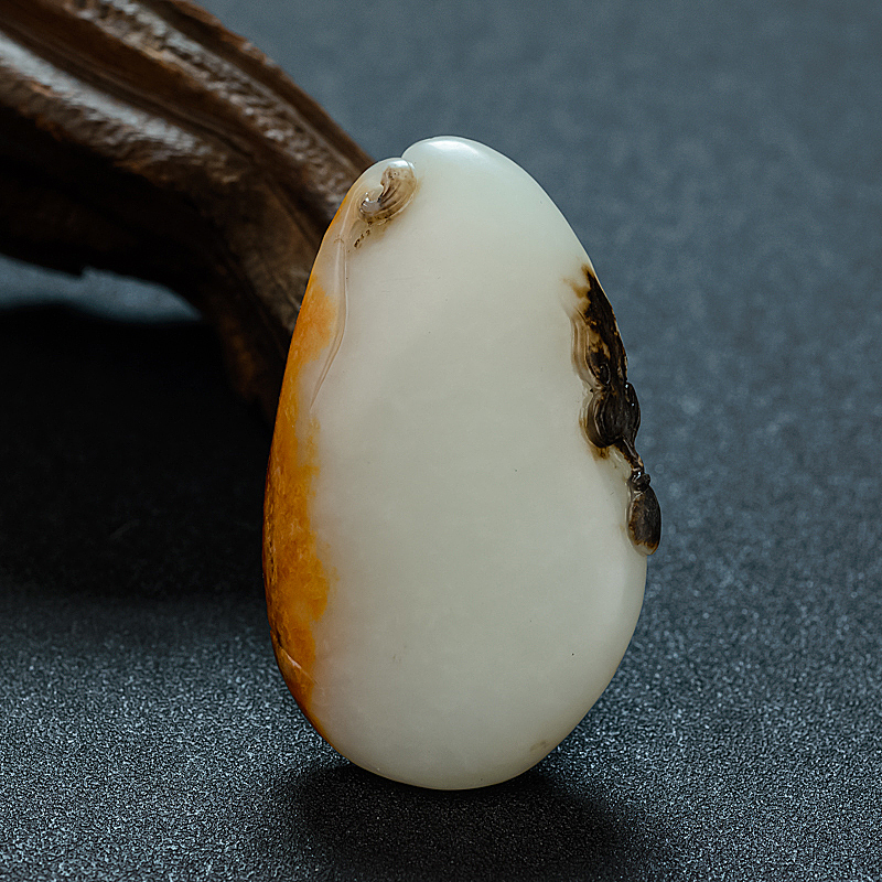 俏色和田玉悟道吊坠 - 红掌柜