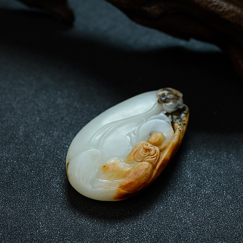 俄罗斯俏色和田玉悟道吊坠 - 红掌柜