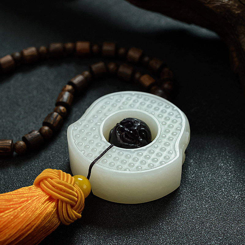 俄罗斯和田玉双龙扣车挂 - 红掌柜