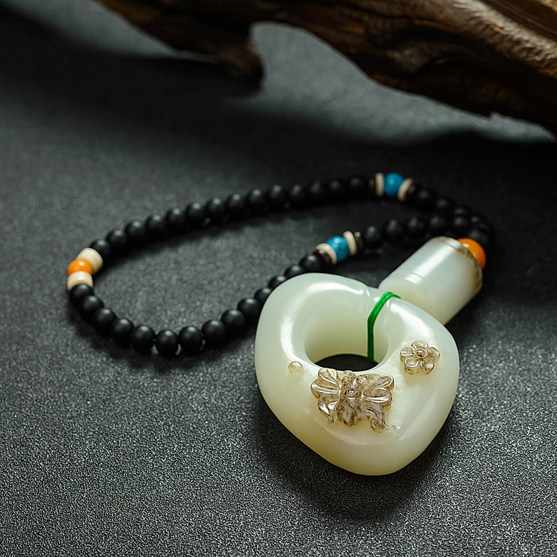 俄罗斯俏色和田玉蝶恋花吊坠 - 红掌柜