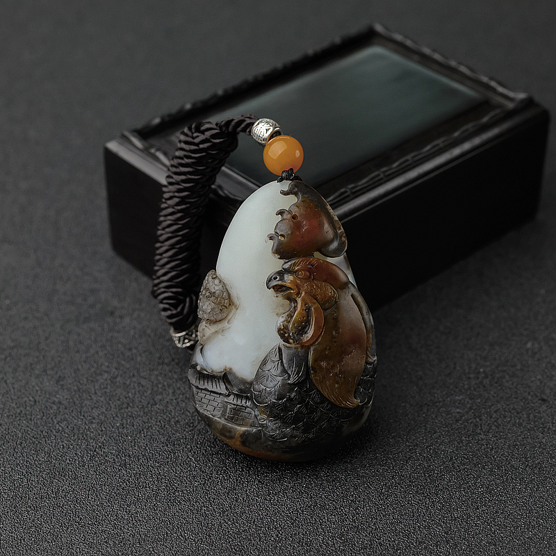 俄料山料俏色和田玉雄鸡吊坠-红掌柜