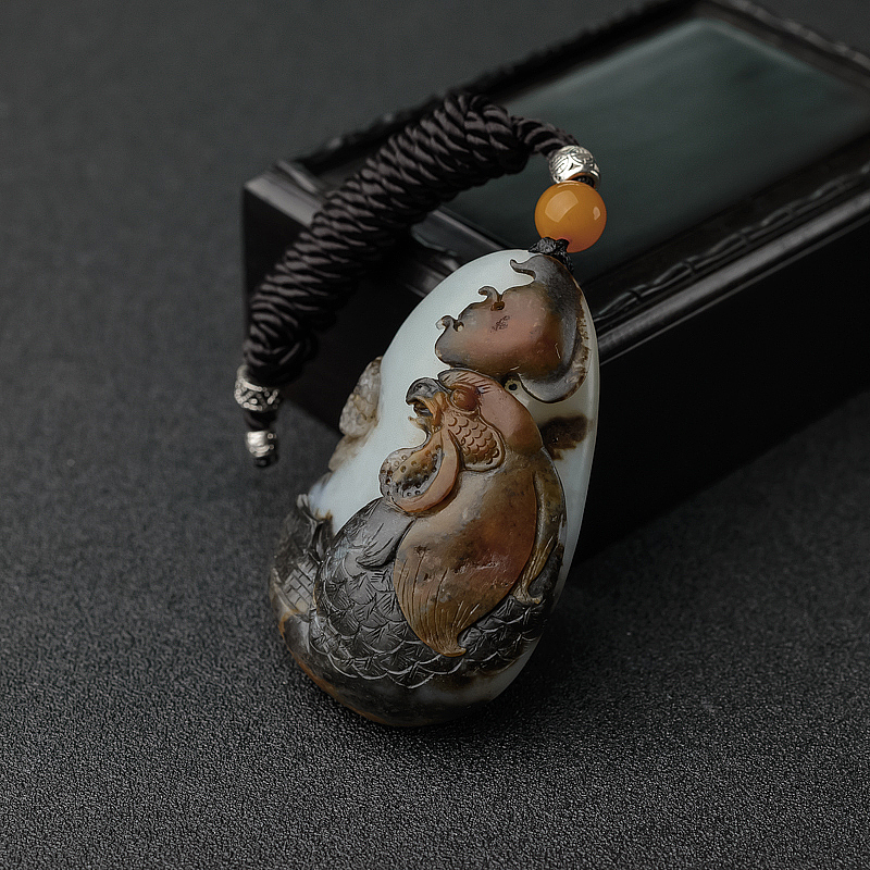 山料俏色和田玉雄鸡吊坠-红掌柜