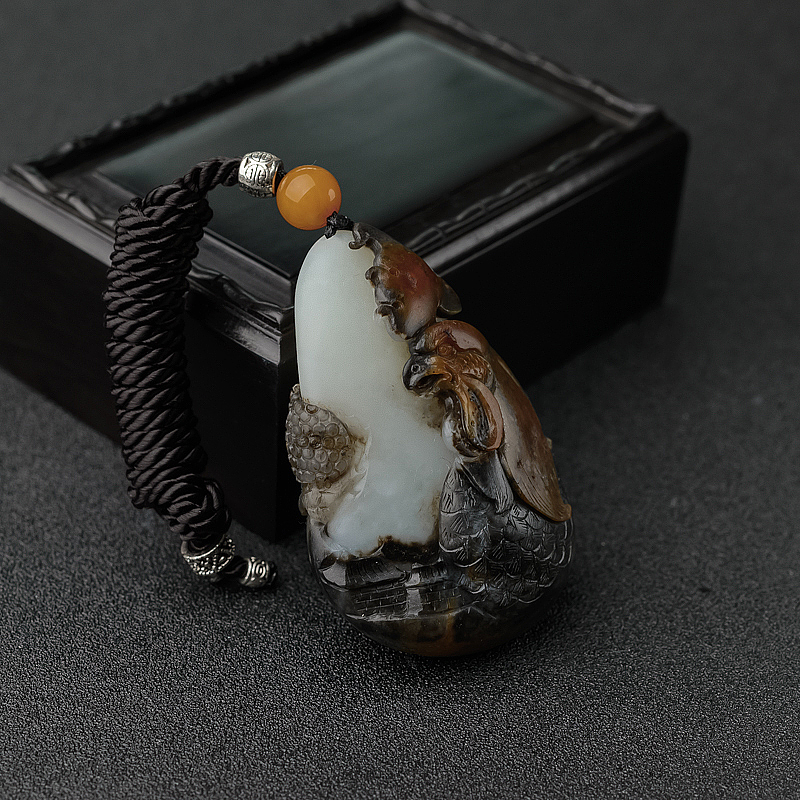 俄料俏色和田玉雄鸡吊坠-红掌柜