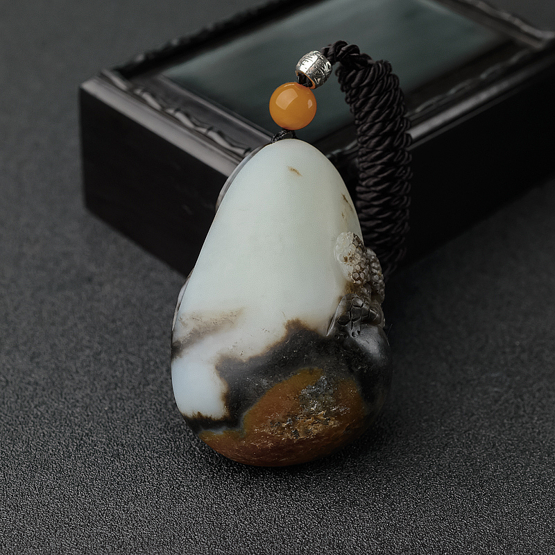 俏色和田玉雄鸡吊坠-红掌柜