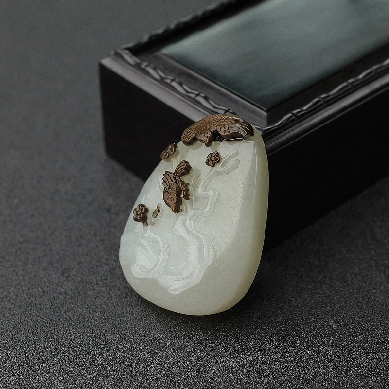 山料俏色和田玉喜上眉梢吊坠-红掌柜