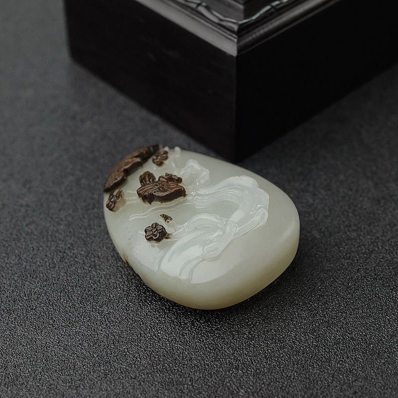 俄料俏色和田玉喜上眉梢吊坠-红掌柜