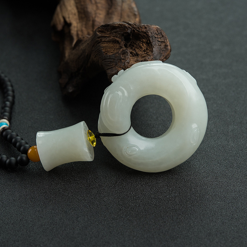 俄罗斯山料和田白玉梅花手把件-红掌柜