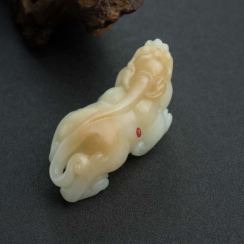 俄罗斯山料俏色和田玉貔貅摆件-红掌柜