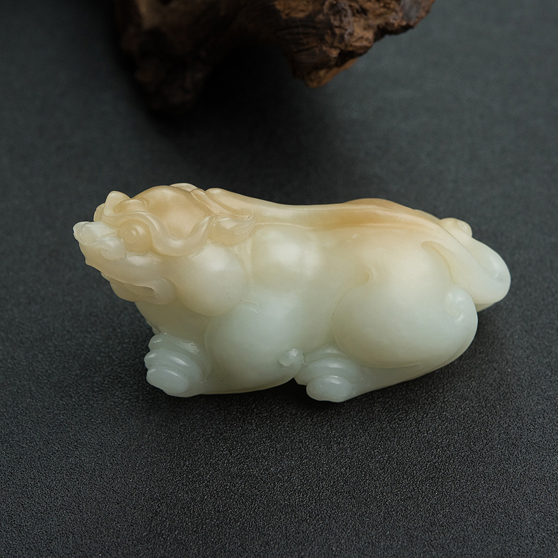 山料俏色和田玉貔貅摆件-红掌柜