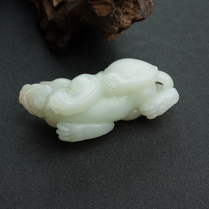 山料俏色和田玉貔貅摆件-红掌柜