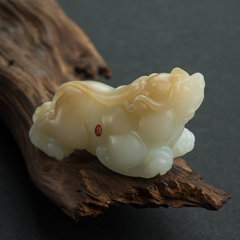 天然山料俏色和田玉貔貅摆件-红掌柜