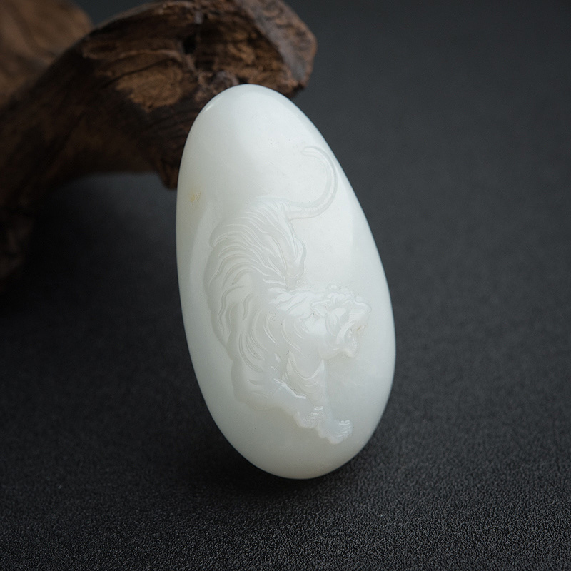 和田白玉虎虎生威吊坠-红掌柜