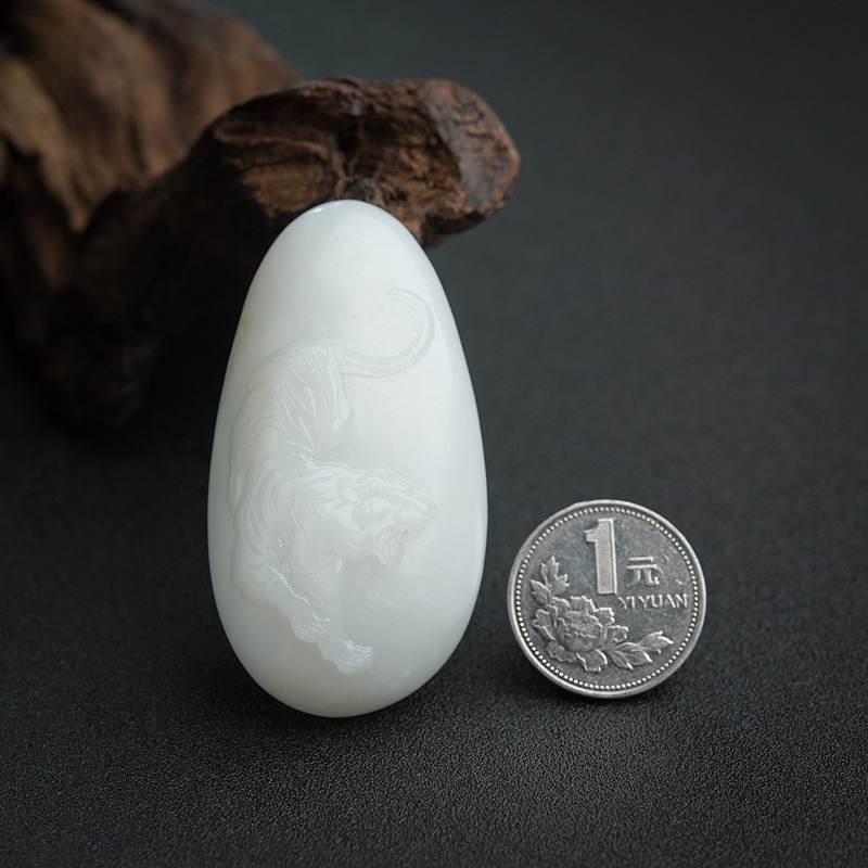 和田玉虎虎生威挂坠-红掌柜