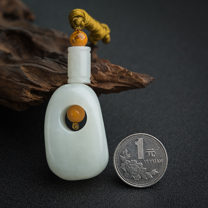 俄罗斯天然和田玉随形吊坠-红掌柜