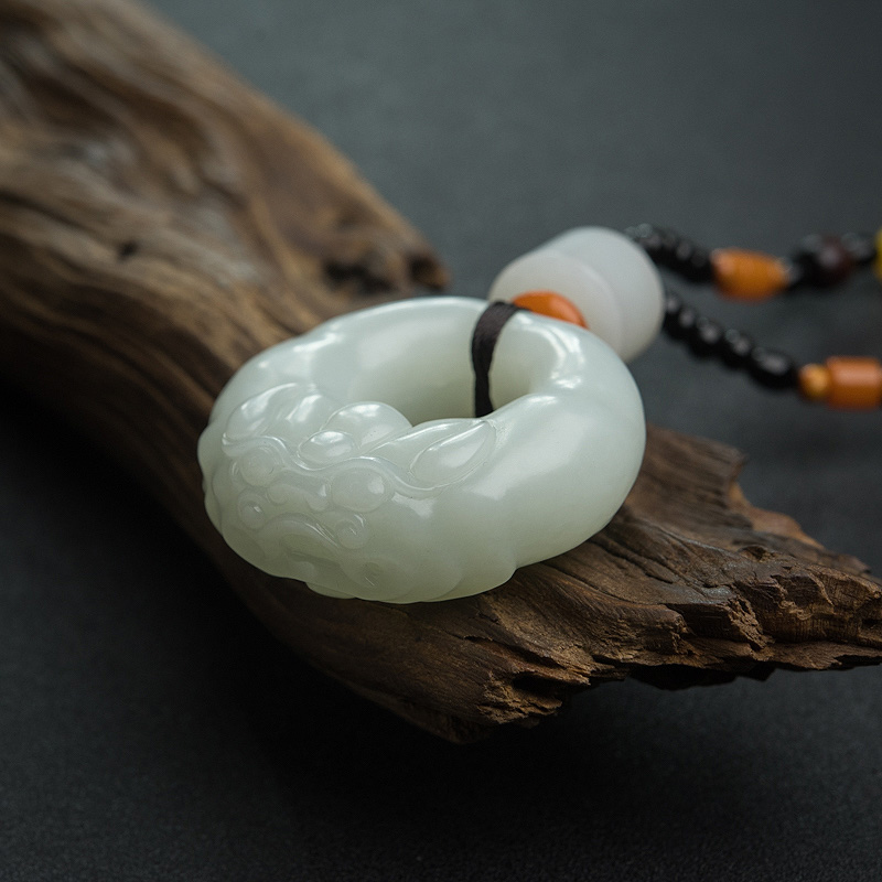 俄罗斯和田白玉兽面手把件-红掌柜