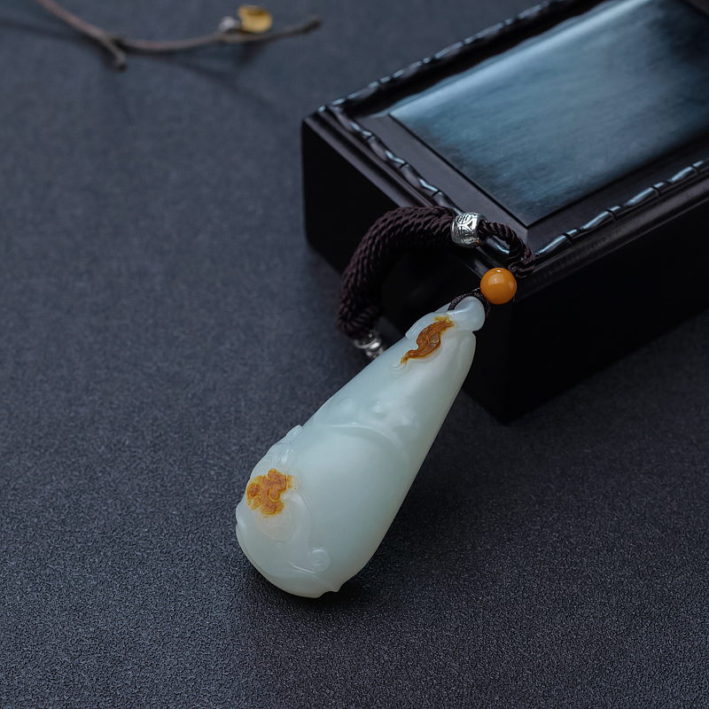 山料俏色和田玉竹节吊坠-红掌柜