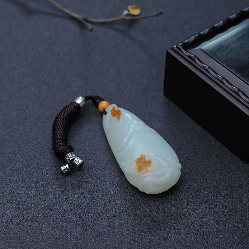 天然山料俏色和田玉吊坠-红掌柜