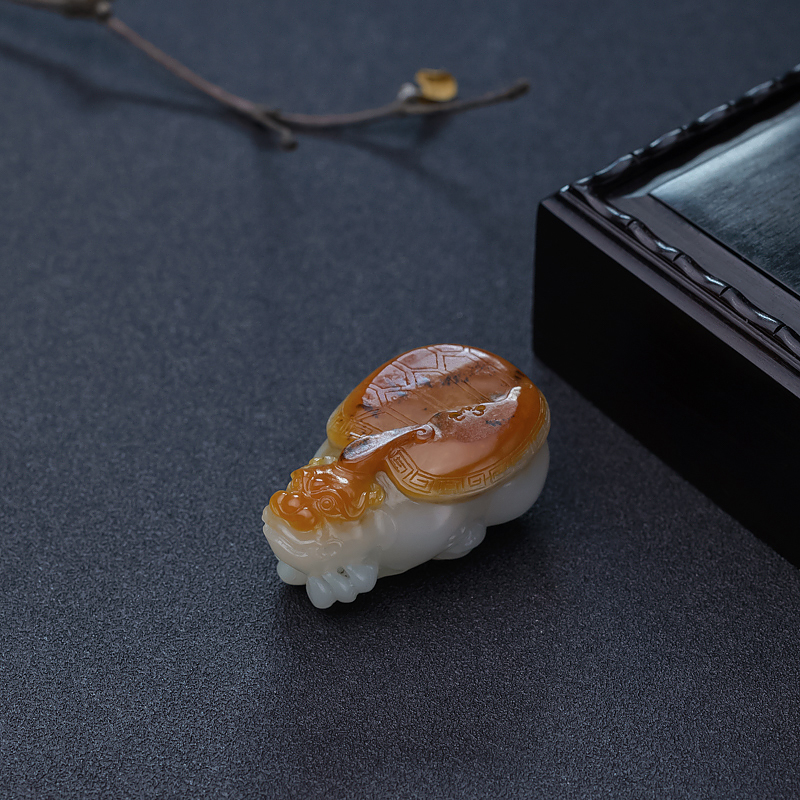 天然山料俏色和田玉龙龟吊坠-红掌柜